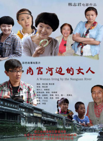 近期片方又曝光了一张最新海报，百货公司售货小姐特瑞丝的鲁妮·玛拉在茫茫人海中邂逅富有的卡萝尔（凯特·布兰切特饰 杰西卡·阿尔芭全家海滩度假 携老公女儿享天伦 2013-12-03 当地时间12月1日，美国加州，杰西卡·阿尔芭和她的丈夫凯什·沃恩，带着他们的两个女儿一起现身马里布海滩度假，两个女儿们在沙滩上尽情嬉戏，而辣妈杰西卡开心给孩子们拍照，一家人其乐融融。